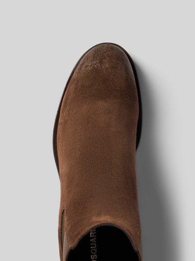 Produktfoto, Chelsea Boots mit elastischem Einsatz von Dsquared2 aus echtem beschichtetem Leder in Braun, abgerundete Spitze, Label-Detail, strukturierte Sohle, Absatzhöhe 4 cm, Schafthöhe 16 cm, Draufsicht.