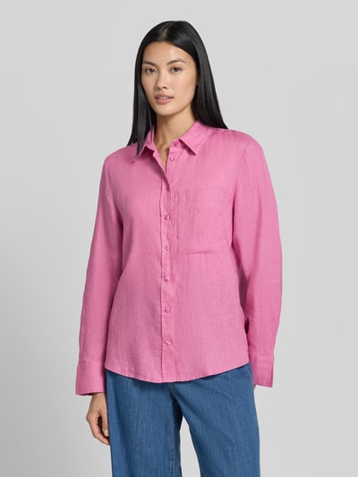 Frauenmodel trägt Leinenbluse mit Brusttasche Modell 'LINO' von MANGO in Pink, reine Leinenstruktur, Knopfleiste, Ganzkörperansicht von vorne