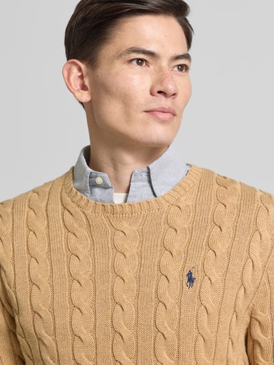 Mężczyznamodel nosi Sweter z dzianiny z wyhaftowanym logo od Polo Ralph Lauren, bawełna, krój regular fit, prążkowane wykończenia, okrągły dekolt, zbliżenie na górną część ciała.