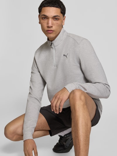 Männermodel trägt Sweatshirt mit Label-Detail Modell 'CLOUDSPUN' von PUMA PERFORMANCE, grauer Elastischer-Material-Mix, Troyer-Kragen, Gerader-Schnitt, Rückenlänge 74 cm, Ärmellänge 74 cm, Ganzkörperansicht von vorne.