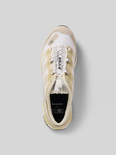 Produktfoto, Sneaker mit Label-Print von MM6 Maison Margiela in Beige und Weiß, abgerundete Form, strukturierte Sohle, Zierbesatz, Vogelperspektive