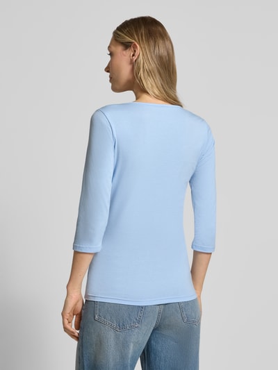 Frauenmodel trägt T-Shirt mit 3/4-Arm Modell 'Pylle' von Soyaconcept, hellblau, Baumwoll-Mix mit Stretch, Slim Fit, Rückansicht Ganzkörperansicht.