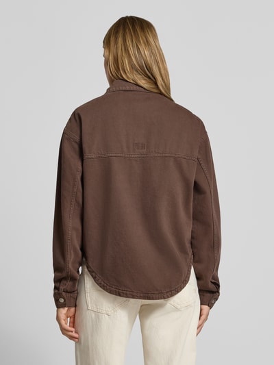 Frauenmodel trägt Loose Fit Hemdjacke mit Woll-Anteil Modell 'ALVA' von NOISY MAY®, braun, Baumwoll-Woll-Mix, Ganzkörperansicht Rückansicht.