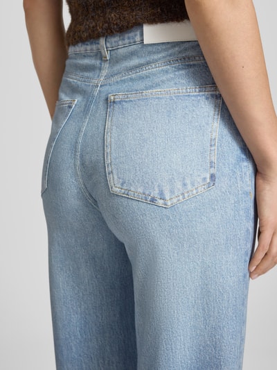 Frauenmodel trägt Jeans in verkürzter Passform Modell 'Calina cruise' von OPUS PANTS aus Reine Baumwolle, Eingrifftaschen, Detailaufnahme Rückansicht.