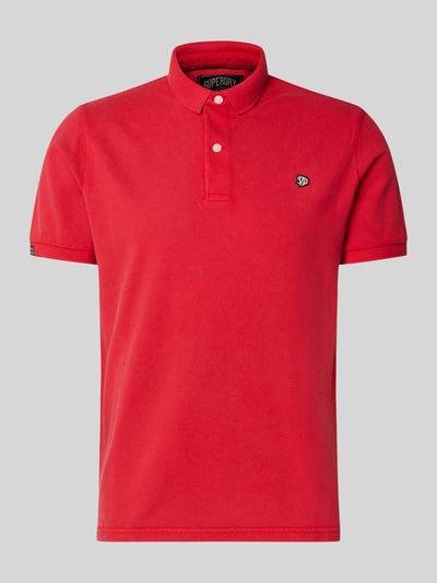 Produktfoto, Regular Fit Poloshirt mit Logo-Stitching von Superdry aus reiner Baumwolle in Rot mit Polokragen und kurzärmeligem Design.