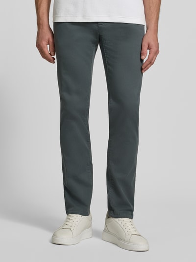 Männermodel trägt Slim Fit Chino aus Baumwoll-Mix Modell 'Chino Slim' von BOSS Orange in Dunkelgrau, glatte Textur, Ganzkörperansicht von vorne.