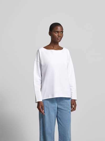 Frauenmodel trägt Oversized Sweatshirt aus Baumwoll-Mix von Juvia in Weiß mit tiefem Rundhalsausschnitt, Rollsäumen und überschnittenen Schultern, glatte Struktur, Rückenlänge in Größe S 60 cm, Ganzkörperansicht von vorne.
