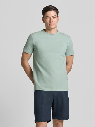 Männermodel trägt T-Shirt mit Strukturmuster und Logo-Stitching von Lerros, Baumwoll-Mix, Regular Fit, Rundhals, Hellgrün, Ganzkörperansicht von vorne.