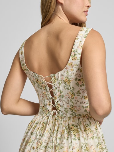 Kobieta nosi sukienkę koktajlową 'Cocktailkleid im Allover-Look mit Karree-Ausschnitt' od LACE & BEADS z bawełny, linia a, sukienka midi, wzór na całej powierzchni, prostokątny dekolt, długość tyłu w rozmiarze s: 106 cm, szerokość w rozmiarze s: 43 cm, jasne kolory, wzór kwiatowy, zwiewna tekstura, detal z tyłu, detaliczne ujęcie pleców