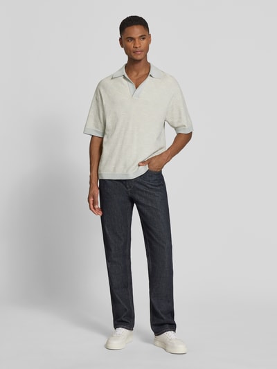 Męski model nosi Relaxed Fit Poloshirt mit V-Ausschnitt Modell 'LAURENZZO' od Drykorn z bawełnianej mieszanki, całościowy wzór, jasnoszary kolor, długość tyłu w rozmiarze M: 67 cm, pełny widok z przodu.