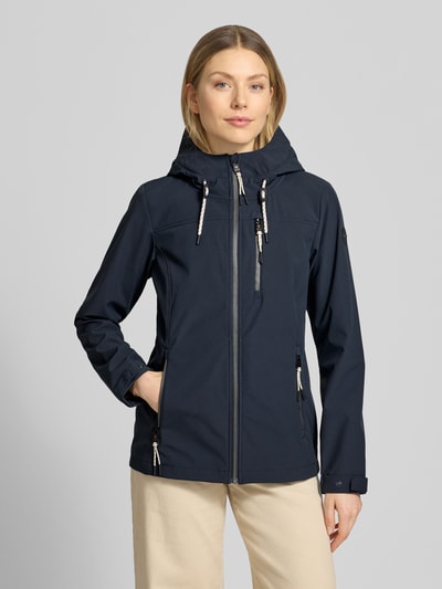 Frauenmodel trägt dunkelblaue Damen Jacke mit 10.000 mm Wassersäule Modell 'GS111' von G.I.G.A. DX, Kapuze, Reißverschluss, Reißverschlusstaschen, Slim Fit, glatte Textur, Ganzkörperansicht von vorne. Rückenlänge 69 cm, Schulterbreite 39 cm, Brustweite 44 cm, Ärmellänge 65 cm bei Größe 36.