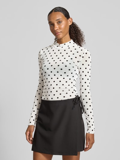 Vrouwenmodel draagt Slim Fit shirt met lange mouwen met all-over motief model 'JESHI' van PIECES, Dames, geheellichaamsaanzicht van voren.