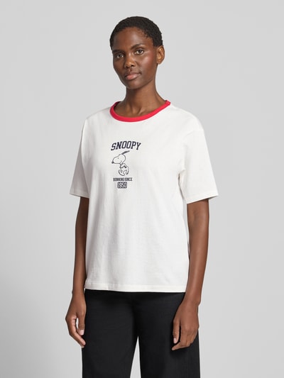 Frauenmodel trägt T-Shirt mit Motiv-Print und Rundhalsausschnitt von Jake*s Casual, Reine Baumwolle, Regular-Fit, Rückenlänge 62 cm, Ganzkörperansicht von vorne.