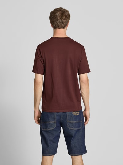 Männermodel trägt Regular Fit T-Shirt mit Logo-Print Modell 'Soho' von Jack & Jones aus Reiner Baumwolle, Rückenlänge 61 cm, Ganzkörperansicht Rückansicht.
