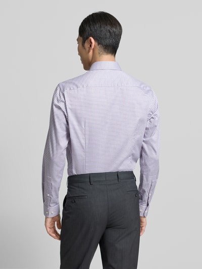 Męski model nosi Regular Fit Business Hemd aus Baumwolle von Jake*s, drobna kratka, bawełna, krój regular fit, długość tyłu 77 cm, szerokość w rozmiarze 46 cm, długość rękawa 65 cm, widok całej sylwetki od tyłu.