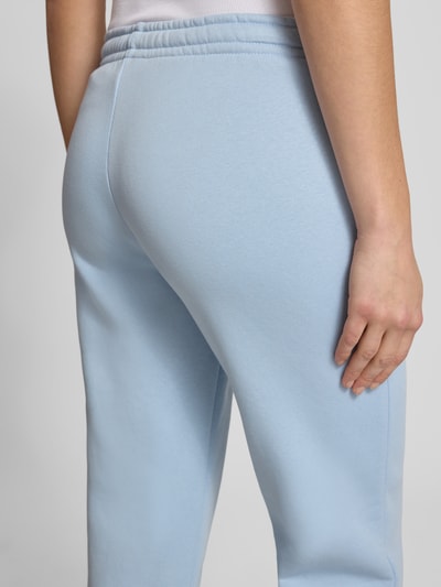 Frauenmodel trägt hellblaue Sweatpants mit elastischem Bund Modell 'Iconic' von Gina Tricot, Baumwoll-Mix, Detailaufnahme Rückansicht.