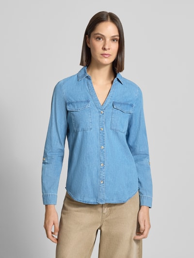 Vrouwenmodel draagt lichtblauwe katoenen blouse met lange mouwen model 'BUMPY' van VERO MODA, dames, voorkant volledige lichaamsopname.