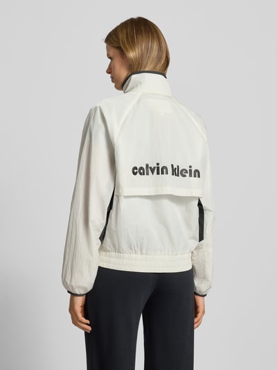 Calvin Klein Jeans Kurtka o kroju regular fit z wyhaftowanym logo model ‘Retro’ Écru 5