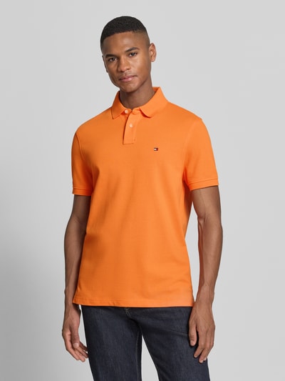 Männermodel trägt Regular Fit Poloshirt aus Baumwoll-Mix von Tommy Hilfiger, Optik: Unifarben, Logo-Stitching, Ganzkörperansicht von vorne.