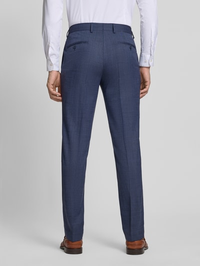Männermodel trägt Anzughose mit Bügelfalten Modell 'Ryan' von Pierre Cardin, Slim-Fit, Strukturmuster, Ganzkörperansicht Rückansicht. Bundweite 46 cm, Innenbeinlänge 81 cm bei Größe 50.