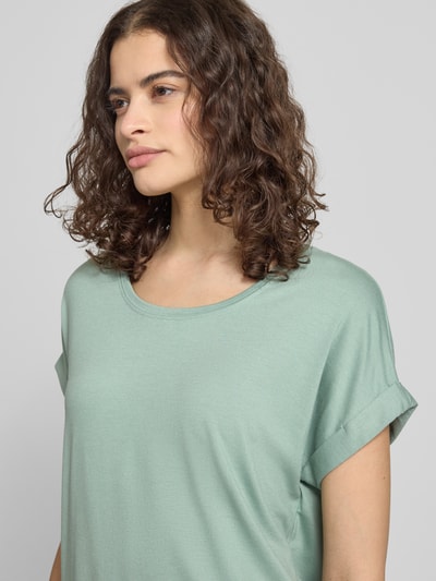 Frauenmodel trägt Regular Fit T-Shirt aus Viskose-Mix Modell 'MOSTER' von Only in Unifarben, Feinripp, Rundhals, Nahaufnahme Oberkörper