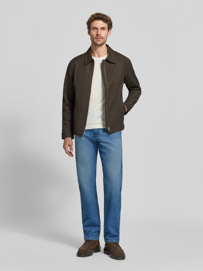 Männermodel trägt Regular Fit Bootcut Jeans aus reiner Baumwolle Modell '13MWZ Cowboy' von Wrangler in Blau, Herren Straight Fit Jeans, Ganzkörperansicht von vorne.