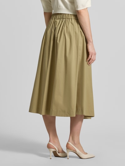 Frauenmodel trägt Midirock mit elastischem Bund Modell 'MEMORE' von Marella in Beige, Baumwoll-Mix, A-Linie, Ganzkörperansicht Rückansicht.