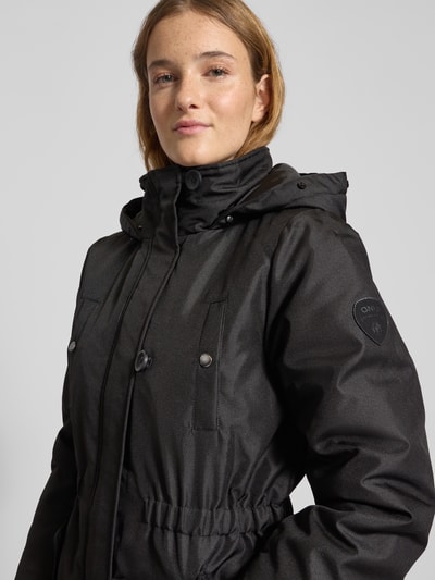 Vrouwenmodel draagt Shaped Fit Parka met Label Patch Modell 'IRIS' van Only in effen zwart met kap en label patch, borst- en zijzakken, detailopname bovenlichaam.