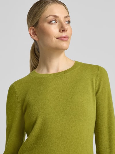 Kobiece modelka nosi Slim Fit Strickpullover aus reinem Kaschmir von Christian Berg Woman w kolorze jasnozielonym, krój slim fit, taliowana, elastyczne wykończenia, kaszmir, długość tyłu w rozmiarze S: 54 cm, długość rękawów w rozmiarze S: 65 cm, z przodu zbliżenie na górną część ciała.