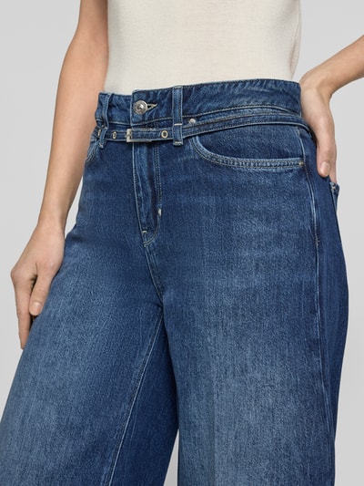 Frauenmodel trägt Wide Leg Jeans mit Gürtel Modell 'SVENTY' von Raffaello Rossi, blauer Baumwoll-Lyocell-Mix mit Fransen, Nahaufnahme Oberkörper