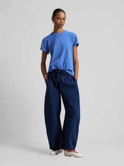 Frauenmodel trägt Regular Fit T-Shirt aus reiner Baumwolle von Polo Ralph Lauren in Unifarbe mit Label-Schriftzug, Ganzkörperansicht von vorne.