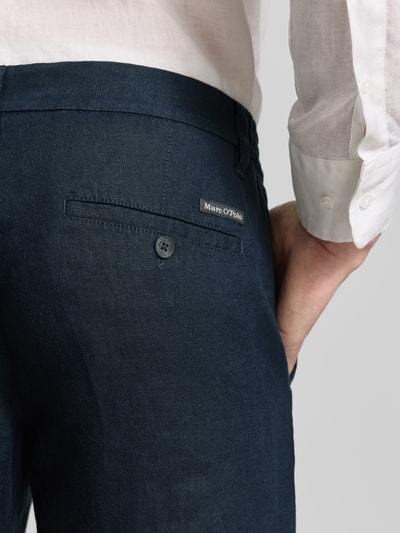 Männermodel trägt Regular Fit Shorts aus reinem Leinen Modell 'RESO JOGGER' von Marc O'Polo, Optik: Unifarben, Detailaufnahme, Europaproduktion, Material: Leinen, Paspeltaschen.