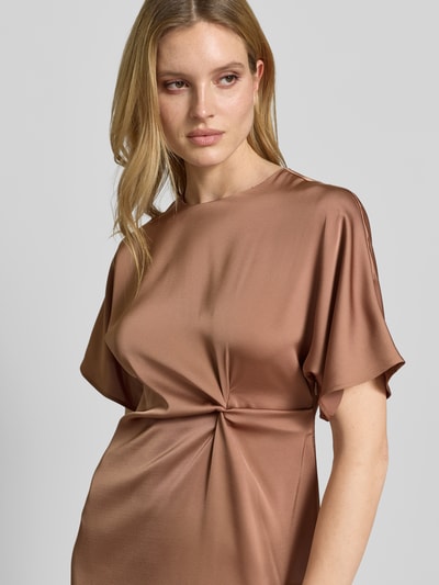 Vrouwenmodel draagt midi-jurk met knoopdetail model 'Dela' van JOOP!, satijn, recht model, ronde hals, detailopname bovenlichaam.