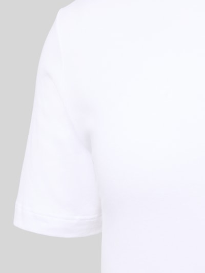 Männermodel trägt T-Shirt mit Rundhalsausschnitt im 2er-Pack von Schiesser, weiß, Baumwoll-Elasthan-Mix, Nahaufnahme Oberkörper