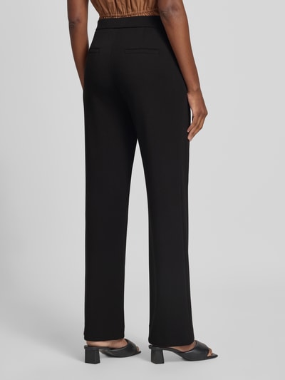 Vrouwenmodel draagt zwarte Regular fit wijdte broek met zij-steekzakken model 'PALINA' van Raffaello Rossi, Dames wijdte broek. Volledig achteraanzicht.