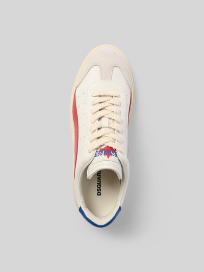 Produktfoto, Sneaker mit Schnürverschluss von Dsquared2 in Creme, Rot und Blau, strukturierte Sohle, abgerundete Spitze, Größe 44.