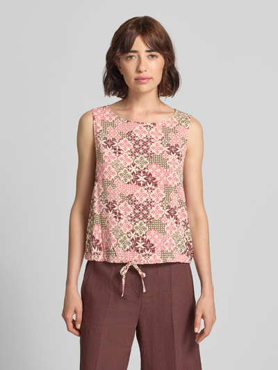 Frauenmodel trägt Regular Fit Blusentop aus Viskose-Mix von s.Oliver RED LABEL, gemustert in Rosa, Beige und Braun, Ganzkörperansicht von vorne.