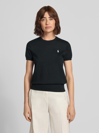 Kobiece modelka nosi Slim Fit Strickshirt aus Baumwoll-Mix von Polo Ralph Lauren, jednokolorowy, okrągły dekolt, krótki rękaw, wyhaftowane logo, prążkowane zakończenia, drobny splot, mieszanka bawełny, Ganzkörperansicht von vorne.