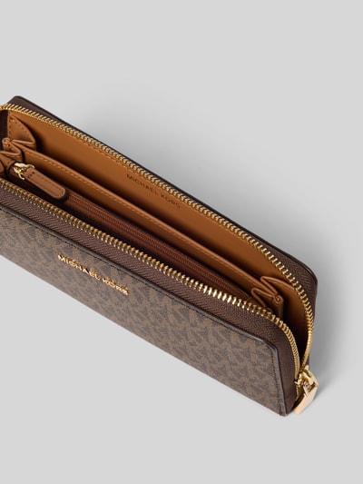 Produktfoto, Portemonnaie mit Logo-Applikation Modell 'Jet Set' von MICHAEL Michael Kors mit Allover-Logo-Print, Reißverschluss, braune Textur