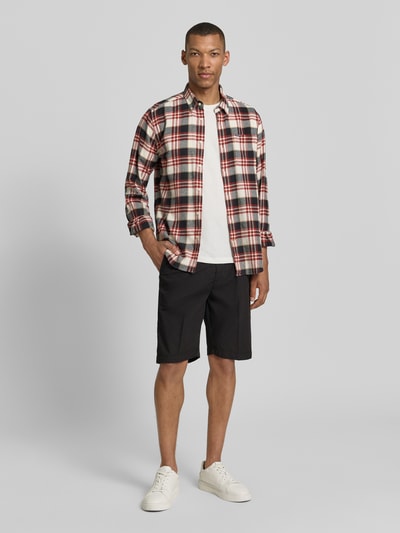 Männermodel trägt Hose mit Gesäßtaschen von MARKUP aus Reine Baumwolle, Regular-Fit, Schwarz, Ganzkörperansicht von vorne.