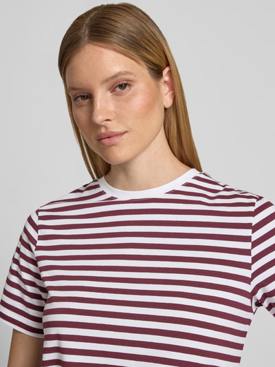 Frauenmodel trägt T-Shirt mit Rundhalsausschnitt Modell 'NORA' von VILA aus Baumwoll-Elasthan-Mix, Regular-Fit, Nahaufnahme Oberkörper