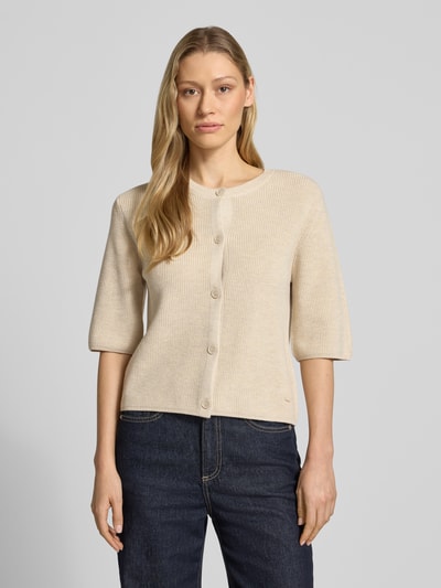 Frauenmodel trägt Regular Fit Strickjacke aus Baumwoll-Mix von s.Oliver RED LABEL, Optik: Unifarben, Rippstrick, Kurzarm, Ganzkörperansicht von vorne.