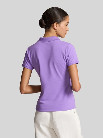 Modelka prezentuje Slim Fit Poloshirt aus Baumwoll-Mix von Polo Ralph Lauren, efekt: jednolity kolor, krój slim fit, wyhaftowane logo, kołnierzyk polo, zapięcie: krótka listwa guzikowa, rękaw: krótki, wykończenie: z rozcięciem, wykończenie materiału: pika, mieszanka bawełny, widok całej sylwetki od tyłu.