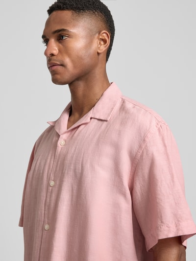 Männermodel trägt Relaxed Fit Freizeithemd aus Leinen-Baumwoll-Mix Modell 'RLXCLAY' von HUGO in Optik: Unifarben, Nahaufnahme Oberkörper.