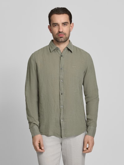 Männermodel trägt Regular Fit Freizeithemd aus reinem Leinen Modell 'RELEGANT' von BOSS, Optik: Unifarben, Ganzkörperansicht von vorne.