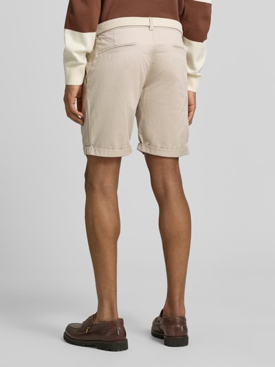 Männermodel trägt Bermudas mit Gürtel und Eingrifftaschen von MCNEAL aus Baumwoll-Mix mit Stretch-Anteil in Beige, Ganzkörperansicht Rückansicht.