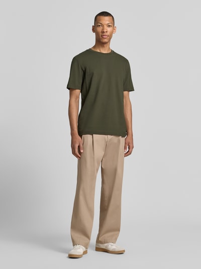 Männermodel trägt Regular Fit T-Shirt aus Baumwoll-Mix von Tom Tailor, Optik: Unifarben, Rundhals, Kurzarm, Materialverarbeitung: Piqué, Ganzkörperansicht von vorne.