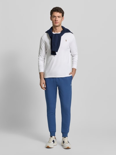 Männermodel trägt Regular Fit Sweatpants aus Baumwoll-Mix von Polo Ralph Lauren in Optik: Unifarben mit Label-Stitching-Applikation, Logo-Detail, elastischem Bundabschluss, Tunnelzug, geripptem Beinabschluss, Gesäßtasche, seitlichen Eingrifftaschen, Materialverarbeitung: Sweat; Ganzkörperansicht von vorne.