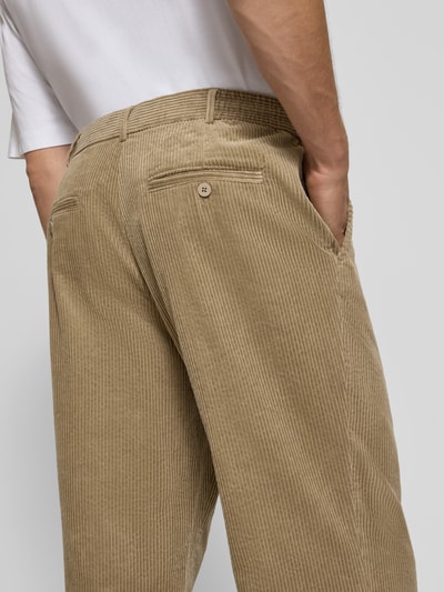 Männermodel trägt Relaxed Fit Cordhose aus reiner Baumwolle Modell 'MORTEN' von Jake*s Studio Men in Beige, Nahaufnahme Rückansicht.