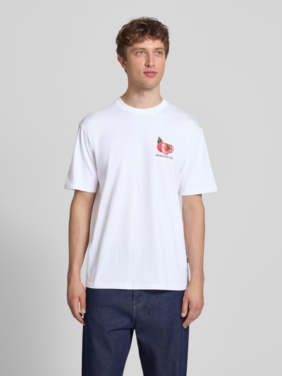 Männermodel trägt Relaxed Fit T-Shirt aus reiner Baumwolle Modell 'TASTY' von Only & Sons, weiß, Optik: Unifarben, Ganzkörperansicht von vorne.